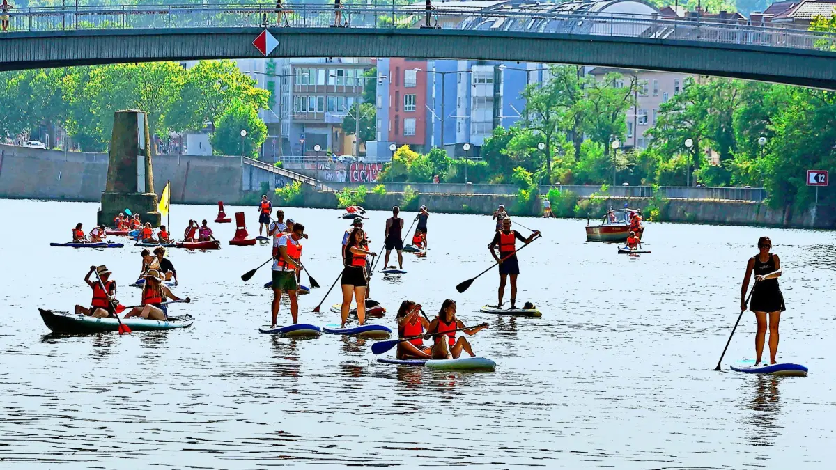 Stuttgart Erste Critical Nass jetzt zum ersten mal auf dem Neckar unterwegs statt Fahhrad Demo einmal im Monat. Die Tour ging von der Schleuze Bad Cannstatt zum Kraftwerk Muenster,gut 45 Stand Up Paddle unterwegs. Die durhcfuehrung von Critical Nass macht die neckarinsel. Foto Andreas Rosar Fotoagentur-Stuttgart 24.07.2022 Infos unter tel 015231824593