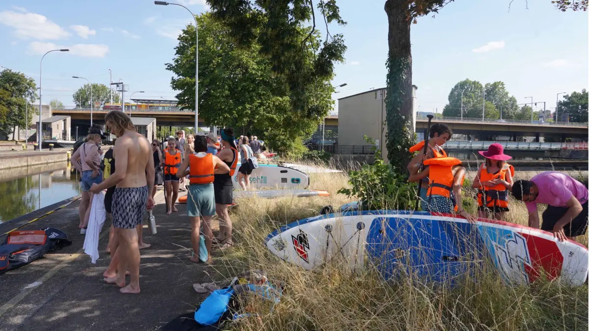 Stuttgart Erste Critical Nass jetzt zum ersten mal auf dem Neckar unterwegs statt Fahhrad Demo einmal im Monat. Die Tour ging von der Schleuze Bad Cannstatt zum Kraftwerk Muenster,gut 45 Stand Up Paddle unterwegs. Die durhcfuehrung von Critical Nass macht die neckarinsel. Foto Andreas Rosar Fotoagentur-Stuttgart 24.07.2022 Infos unter tel 015231824593