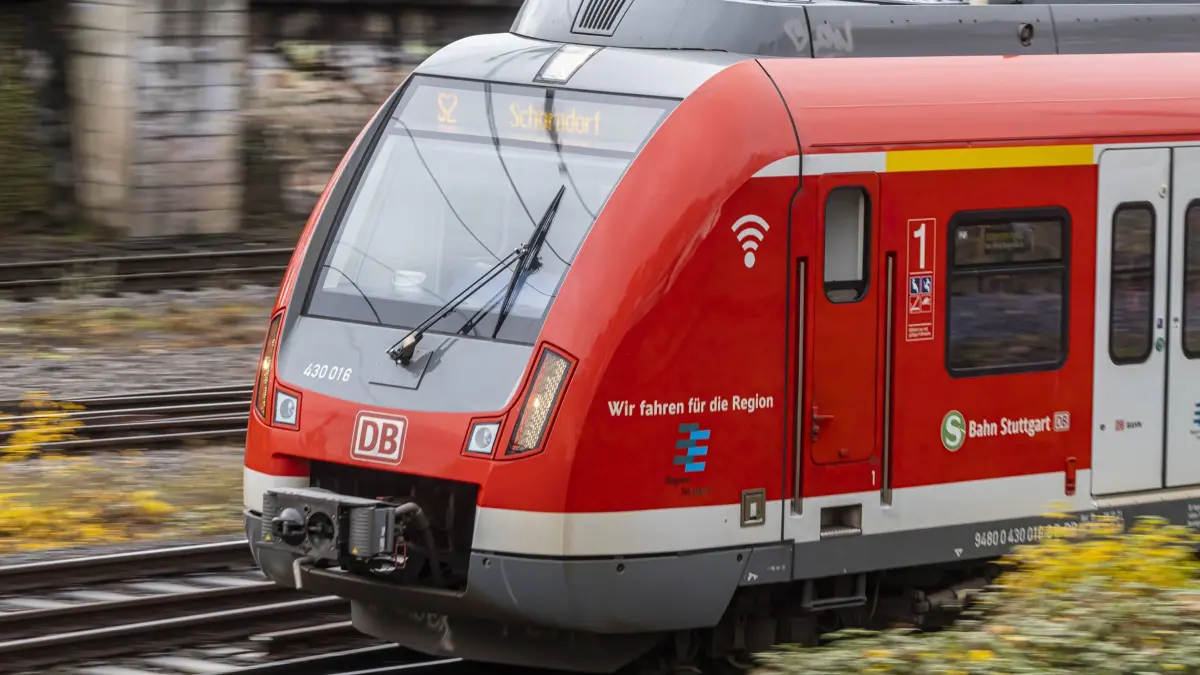 S-Bahn der Region Stuttgart unterwegs in Bad Cannstatt. S2 nach Schorndorf. // DEU, Deutschland, Baden-Württemberg, Stuttgart, 23.12.2020 *** S-Bahn of the Stuttgart region on the way in Bad Cannstatt S2 to Schorndorf DEU, Germany, Baden Württemberg, Stuttgart, 23 12 2020