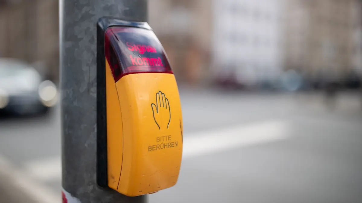 Fußgängerampel: ARCHIV - 12.03.2020, Bayern, Nürnberg: «Bitte berühren» und «Signal kommt» steht auf einer Ampelarmatur an einem Straßenübergang. (zu dpa: «Bei Rot losgelaufen: Mädchen in Greifswald von Auto erfasst») Foto: Daniel Karmann/dpa +++ dpa-Bildfunk +++