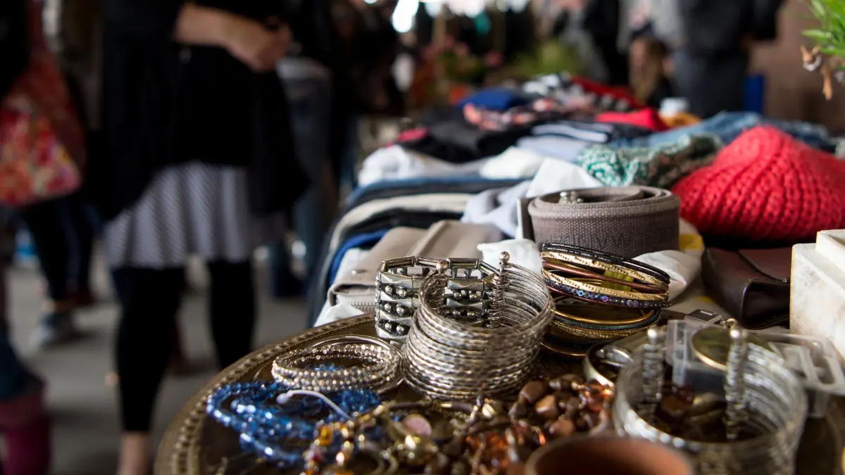 Diverse Modeaccesoires liegen am 10.04.2016 auf dem Mädchenflohmarkt "Weiberkram" in Neuss (Nordrhein-Westfalen) auf einem Tisch. Foto: Monika Skolimowska/dpa (zu dpa-Korr "Hippe Flohmärkte mit Mucke, Food-Trucks und Bier" vom 20.05.2016) +++(c) dpa - Bildfunk+++