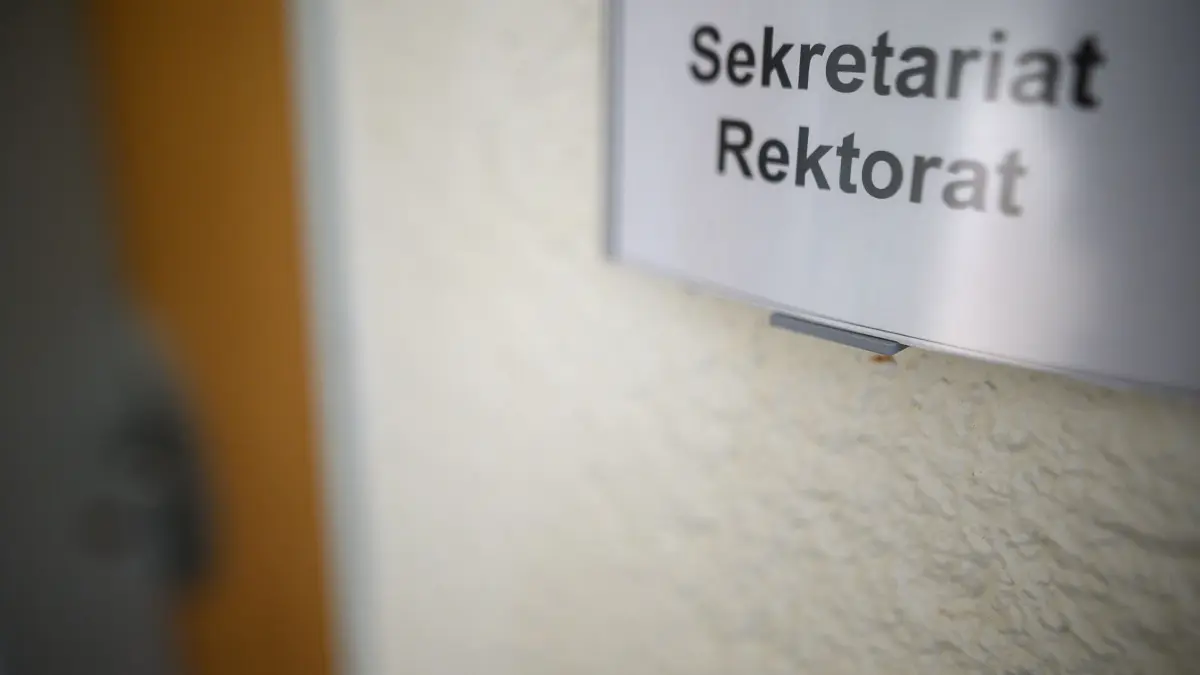 Grundschule: ARCHIV - 13.05.2019, Baden-Württemberg, Remshalden: Ein Schild mit der Aufschrift "Sekretariat Rektorat" hängt an einer Wand. (Zu dpa: "Fachtagung für Schulleitung, Schulaufsicht und Schulverwaltung des Verbands Bildung und Erziehung Baden-Württemberg (VBE)) (zu dpa: «Burschenschaft verteilt Flyer an Mainzer Schulen») Foto: Sebastian Gollnow/dpa +++ dpa-Bildfunk +++