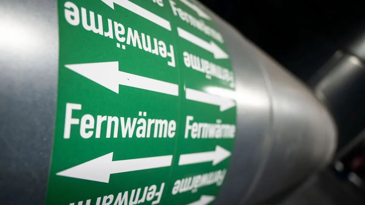 ARCHIV - 10.03.2022, Baden-Württemberg, Stuttgart: Leitungen sind in der Fernwärmeverteilerstation eines Heizkraftwerks zu sehen. (zu dpa: «Rangliste: NRW bei Fernwärme im Mittelfeld») Foto: Marijan Murat/dpa +++ dpa-Bildfunk +++