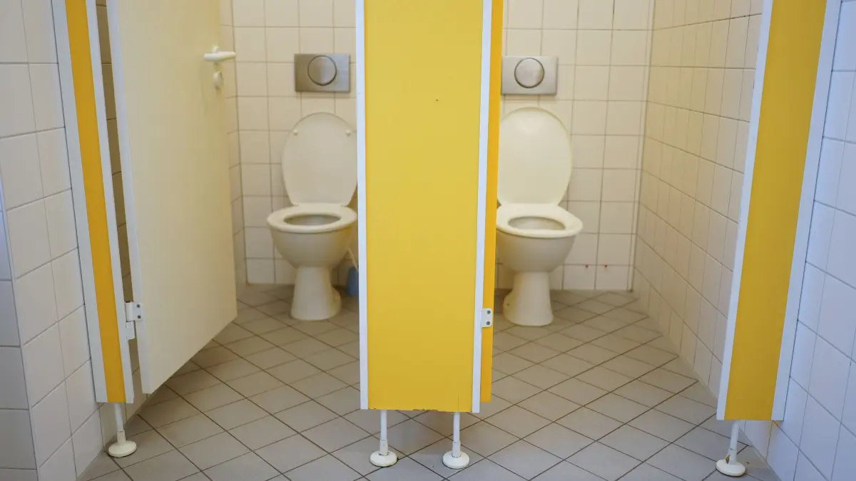 15.10.2018, Berlin: Blick in eine Schultoilette in Berlin. Heute wurde der bundesweite Schülerwettbewerb "Toiletten machen Schule" zur Verbesserung von Schultoiletten und Waschräumen gestartet. Der Wettbewerb wurde von der "German Toilet Organization" ausgerufen. Schulen sollen Konzepte einreichen, wie sich Sanitär- und Hygieneprobleme in den Griff bekommen lassen. Foto: Jörg Carstensen/dpa +++ dpa-Bildfunk +++