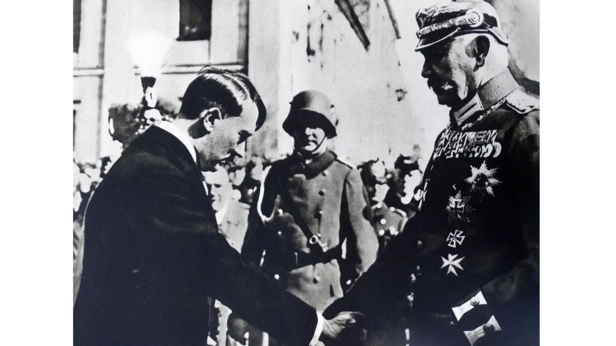 Photographic print of President Paul von Hindenburg 1847-1934 shaking hands with Adolf Hitler 1889-1945 in Poland. Dated 20th Century PUBLICATIONxINxGERxSUIxAUTxHUNxONLY