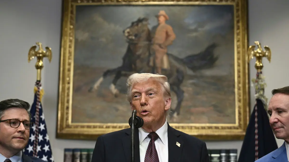 US-Präsident Trump: 24.03.2025, USA, Washington: US-Präsident Donald Trump (M) spricht neben Mike Johnson (l), Sprecher des Repräsentantenhauses, und Jeff Landry, Gouverneur von Louisiana, im Roosevelt Room des Weißen Hauses. Foto: Uncredited/POOL/AP/dpa +++ dpa-Bildfunk +++