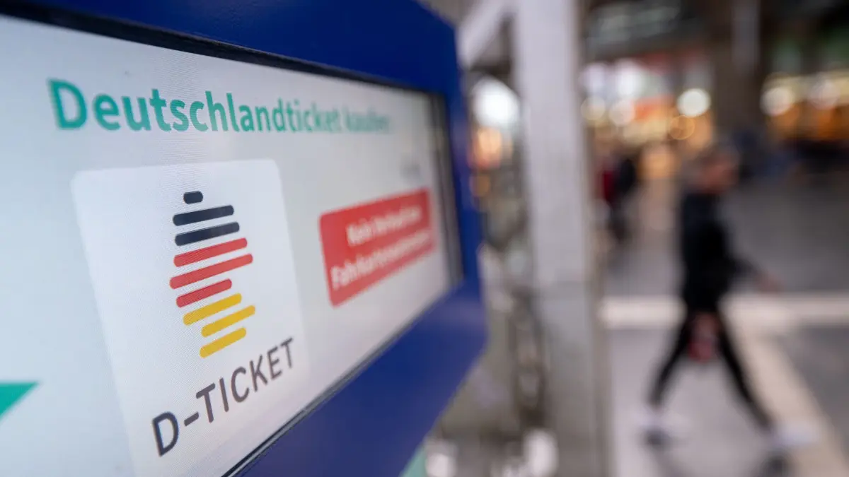 ARCHIV - 01.05.2023, Hessen, Frankfurt/Main: Ein Hinweis für das Deutschlandticket steht auf einem Fahrkartenautomaten. (zu dpa: «Unterhändler wollen an Deutschlandticket festhalten») Foto: Sebastian Gollnow/dpa +++ dpa-Bildfunk +++