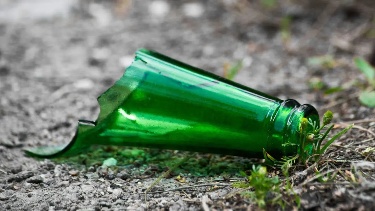 Glas Scherben Glasscherben zerbrochene Flasche Vandalismus