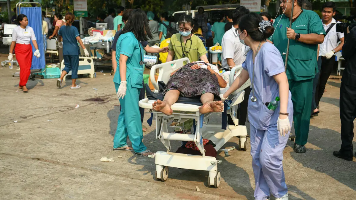 Medical workers transport an earthquake casualty in the compound of a hospital in Naypyidaw on March 28, 2025, after an earthquake in central Myanmar. A powerful earthquake rocked central Myanmar on March 28, buckling roads in capital Naypyidaw, damaging buildings and forcing people to flee into the streets in neighbouring Thailand. (Photo by Sai Aung MAIN / AFP)