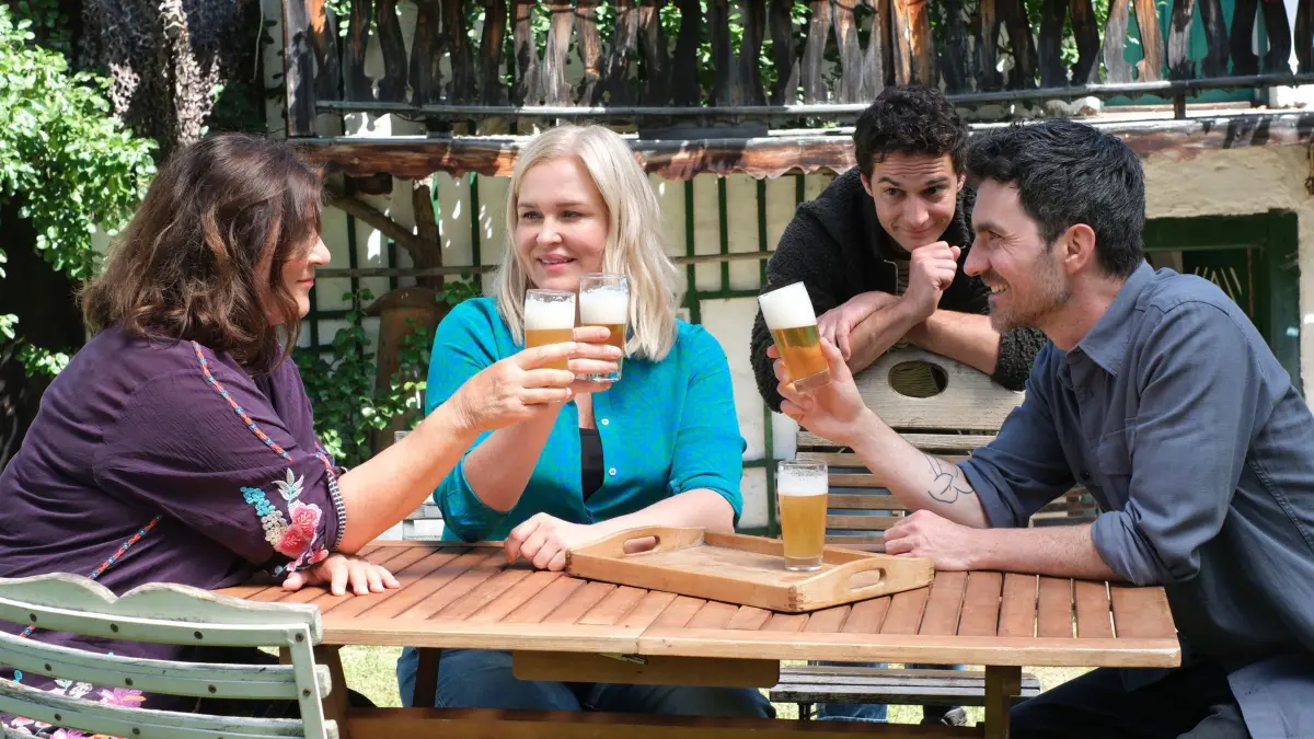 Gespannt verfolgt Basti Pfeiffer (Raban Bieling, 2.v.r.) wie Eva Lorenz (Eva Mattes, l.), Lena Lorenz (Judith Hoersch, 2.v.l.) und Rob Manzini (Seán McDonagh, r.) sein selbstgebrautes Craftbier probieren.