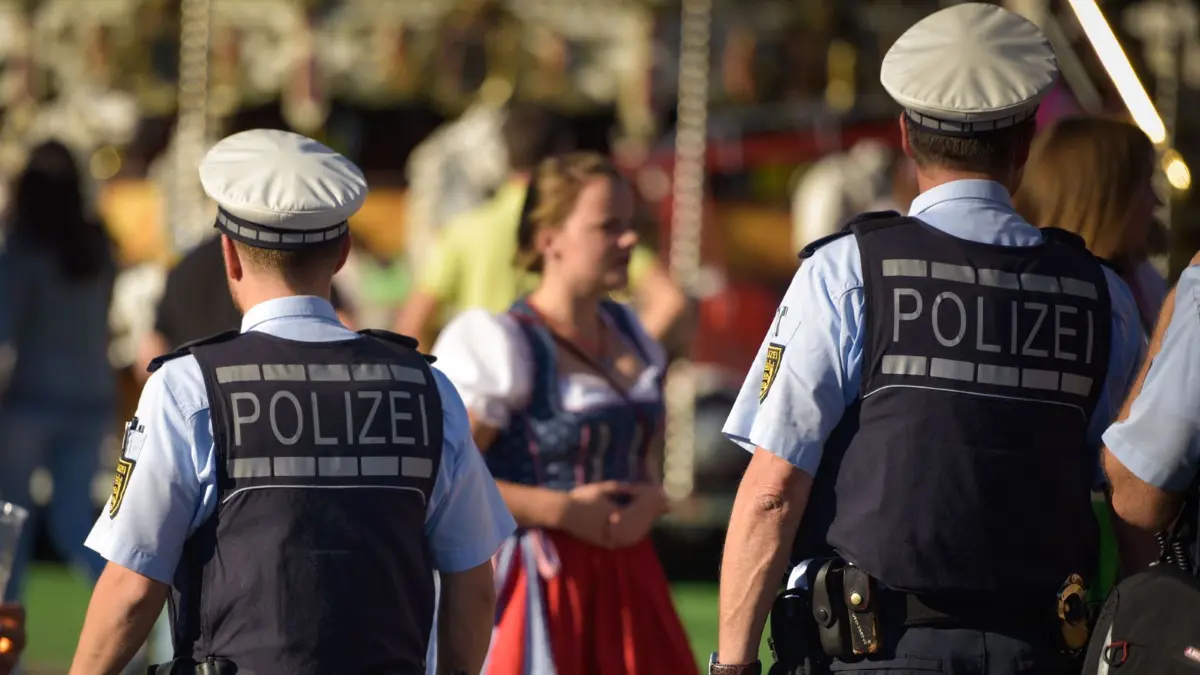 Volksfest, Cannstatter Wasen, Polizei auf dem Gelaende presaent
NO MODEL RELEASE!!!