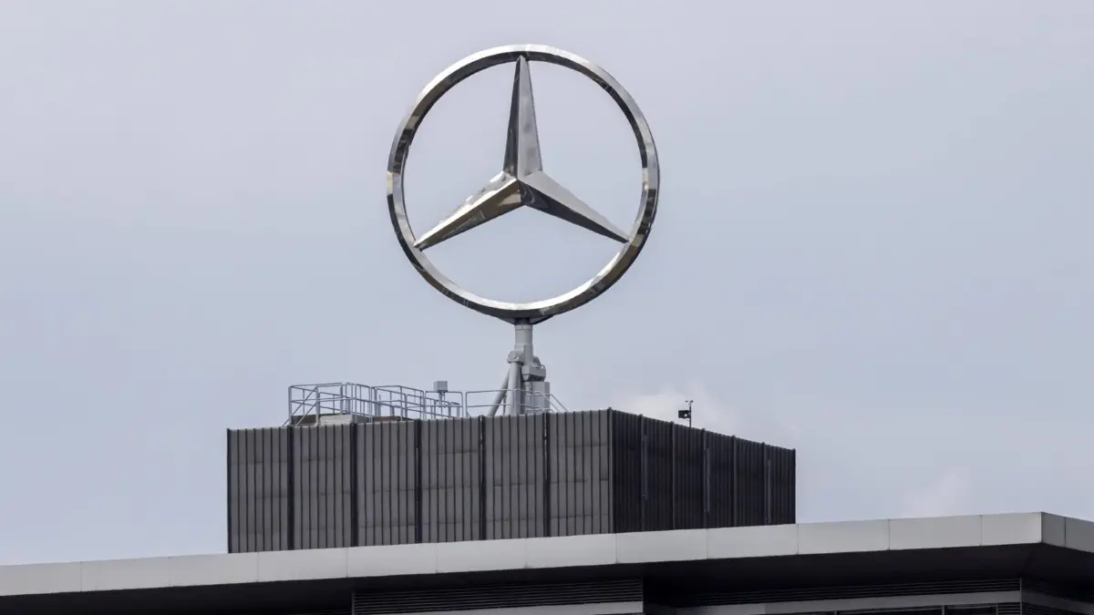 Mercedes-Stern auf einem Bürogebäude der Mercedes-Benz Group in Stuttgart-Untertürkheim. / // 13.09.2022: Europa, Deutschland, Baden-Württemberg, Stuttgart. *** Mercedes star on an office building of Mercedes Benz Group in Stuttgart Untertürkheim 13 09 2022 Europe, Germany, Baden Württemberg, Stuttgart