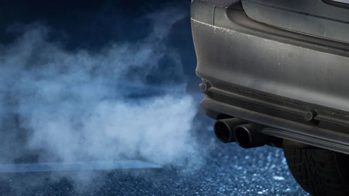 Abgase kommen aus dem Auspuff eines Autos: ARCHIV - 27.02.2018, Baden-Württemberg, Stuttgart: Blau, weiß oder schwarz: Auffälliger Auspuffrauch kann auf Defekte hinweisen. (zu dpa: «Es gibt weniger Stinker auf den deutschen Straßen») Foto: Marijan Murat/dpa/dpa-tmn +++ dpa-Bildfunk +++