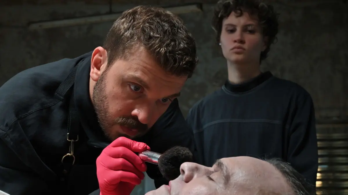 Eric (Edin Hasanovic) schminkt unter den kritischen Blicken seiner schweigsamen Kollegin Anita (Luna Jordan) einen Verstorbenen.