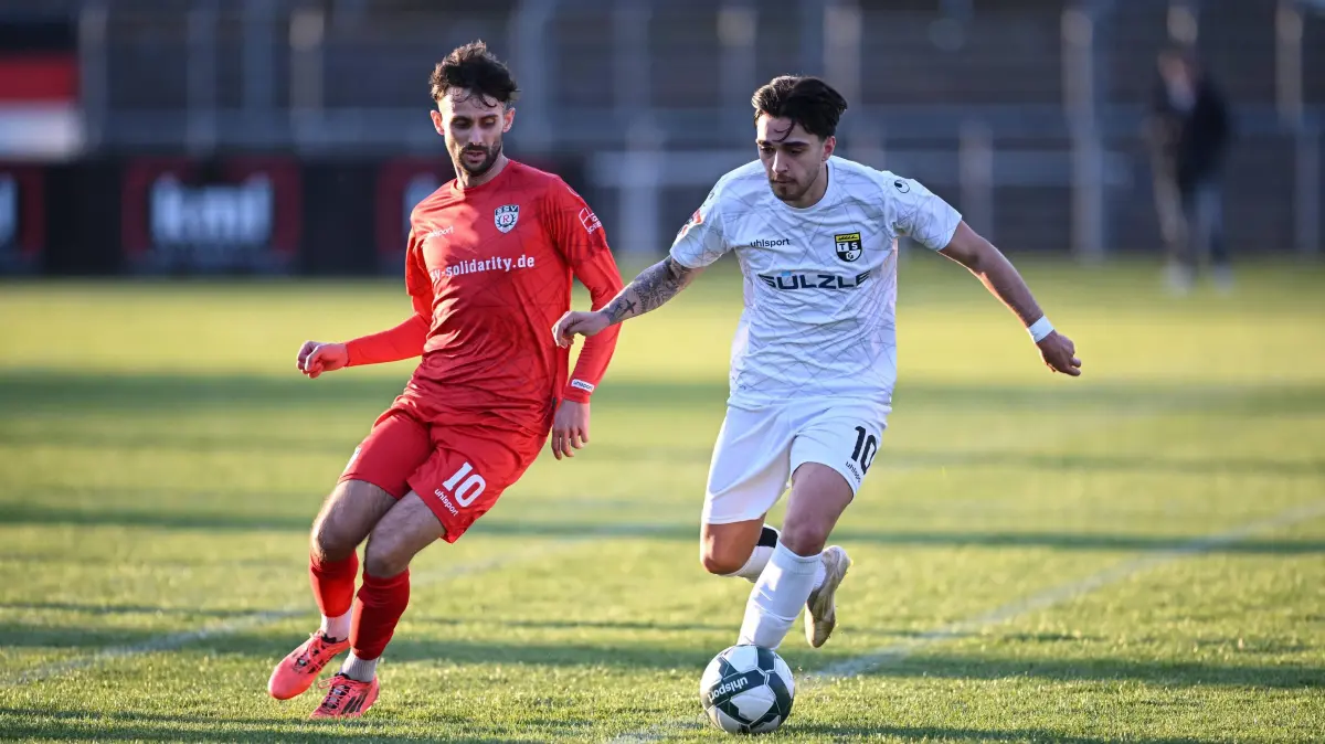 FUSSBALL WFV Pokal 2024/2025 Viertelfinale, SSV Reutlingen - TSG Balingen: Fussball WFV Pokal 2024/2025 Viertelfinale 09.04.2025 SSV Reutlingen - TSG Balingen Enrique Katsianas-Sanchez re, TSG Balingen gegen Riccardo Gorgoglione li, SSV Reutlingen *** Football WFV Cup 2024 2025 quarter-finals 09 04 2025 SSV Reutlingen TSG Balingen Enrique Katsianas Sanchez right, TSG Balingen against Riccardo Gorgoglione left, SSV Reutlingen