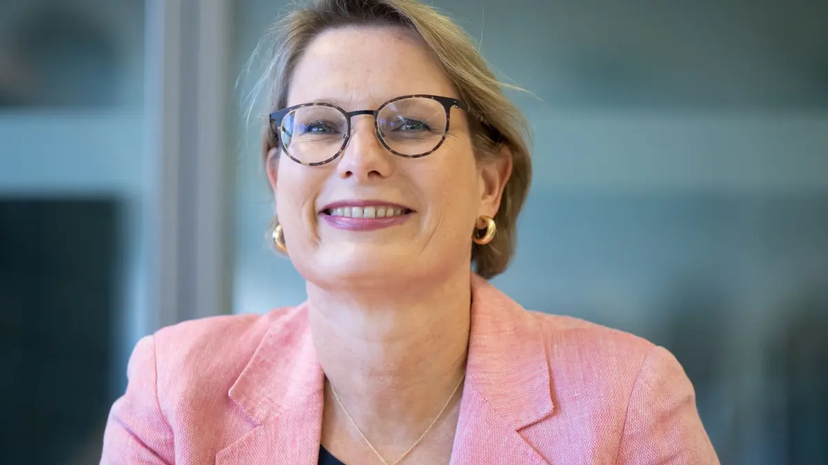 Bildungsministerin Stefanie Hubig: ARCHIV - 04.09.2023, Rheinland-Pfalz, Mainz: Stefanie Hubig (SPD), Bildungsministerin von Rheinland-Pfalz, beim Besuch einer Schulklasse. (zu dpa: «Osterferien: Deutsch lernen leicht gemacht») Foto: Boris Roessler/dpa +++ dpa-Bildfunk +++