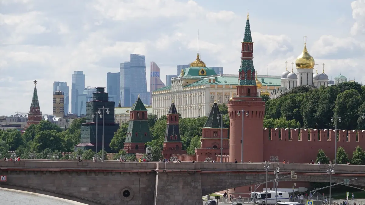 ARCHIV - 09.06.2024, Russland, Moskau: Von der Moskwa aus sind hinter der Brücke der Kreml und das Hochhaus- und Geschäftsviertel Moskwa City (Hintergrund) zu sehen. Russland will in der Ukraine seine Maximalforderungen durchsetzen. (zu dpa: «Kreml begrüßt Aussetzung der US-Militärhilfe für die Ukraine») Foto: Ulf Mauder/dpa +++ dpa-Bildfunk +++