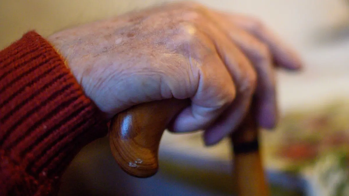 Medizinischer Dienst Nord zu Pflegegrad-Einstufung: ARCHIV - 21.02.2024, Sachsen-Anhalt, Born: Ein älterer Mann sitzt während eines Gesprächs mit einer Pflegebegutachterin mit einem Gehstock an einem Tisch. (zu dpa: «Pflege-Gutachten per Telefoninterview werden fortgesetzt») Foto: Klaus-Dietmar Gabbert/dpa +++ dpa-Bildfunk +++
