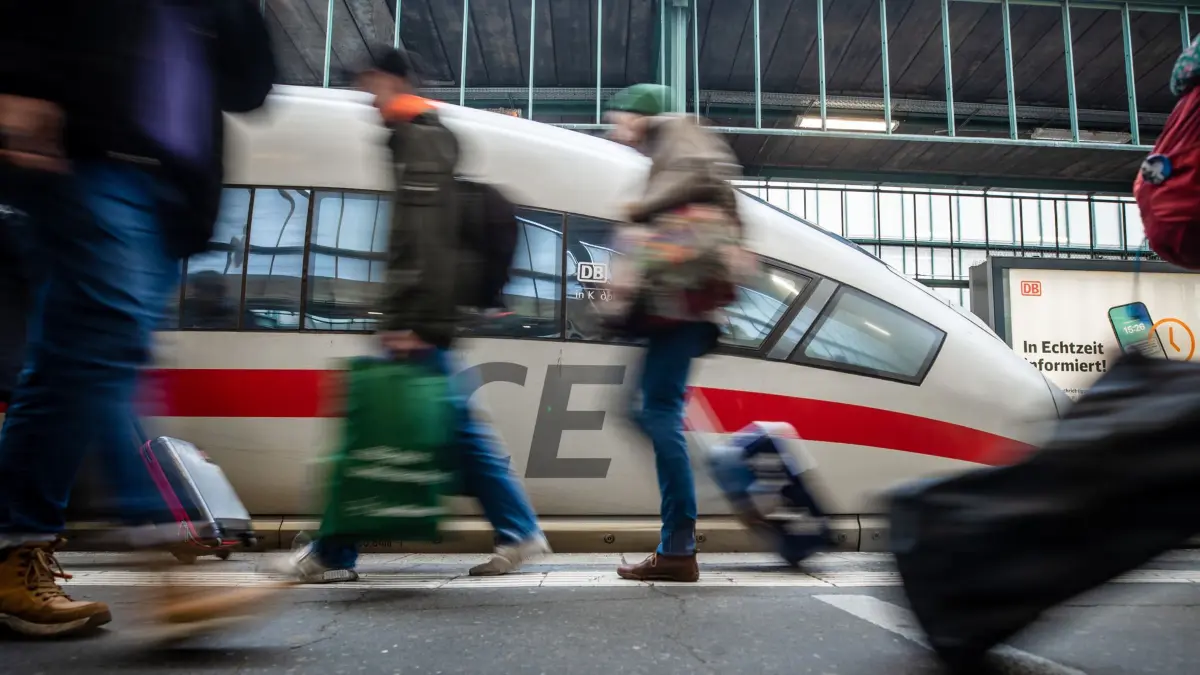 ARCHIV - 22.12.2023, Baden-Württemberg, Stuttgart: Fahrgäste laufen an einem Bahnsteig des Stuttgarter Hauptbahnhofs an einem ICE vorbei. (zu dpa: «Bahn erwartet mehr ICE-Fahrgäste über Ostern») Foto: Christoph Schmidt/dpa +++ dpa-Bildfunk +++