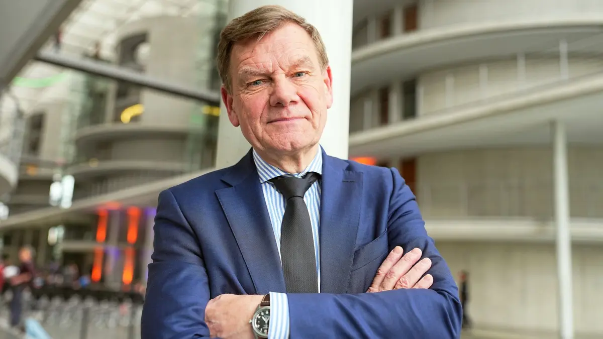 Koalitionsverhandlungen von Union und SPD abgeschlossen: ARCHIV - 09.04.2025, Berlin: Johann Wadephul (CDU) steht am Rande einer Pressekonferenz der Parteivorsitzenden von Union und SPD zur Vorstellung des Koalitionsvertrages im Paul-Löbe-Haus. (zu dpa: «Merz will «sehr gute Regierungsmannschaft» präsentieren») Foto: Michael Kappeler/dpa +++ dpa-Bildfunk +++