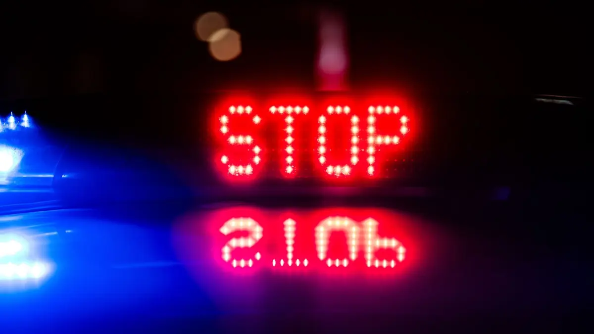 ARCHIV - 18.01.2024, Sachsen, Dresden: "Stop" ist auf dem Dach eines Polizeiautos zu lesen. (zu dpa: «Polizei: Raser flüchtet deutlich zu schnell vor Kontrolle») Foto: Robert Michael/dpa +++ dpa-Bildfunk +++
