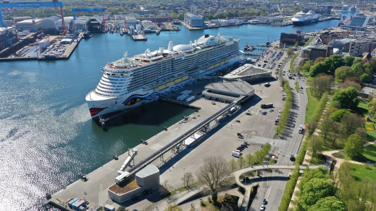 Kreuzfahrtschiff „AIDAnova“ in Kiel: HANDOUT - 26.04.2025, Schleswig-Holstein, Kiel: Das Kreuzfahrtschiff «AIDAnova» hat im Kieler Hafen festgemacht. Damit hat in Kiel die Kreuzfahrtsaison begonnen. Foto: Steinke/Port of Kiel/dpa - ACHTUNG: Nur zur redaktionellen Verwendung im Zusammenhang mit der aktuellen Berichterstattung und nur mit vollständiger Nennung des vorstehenden Credits +++ dpa-Bildfunk +++