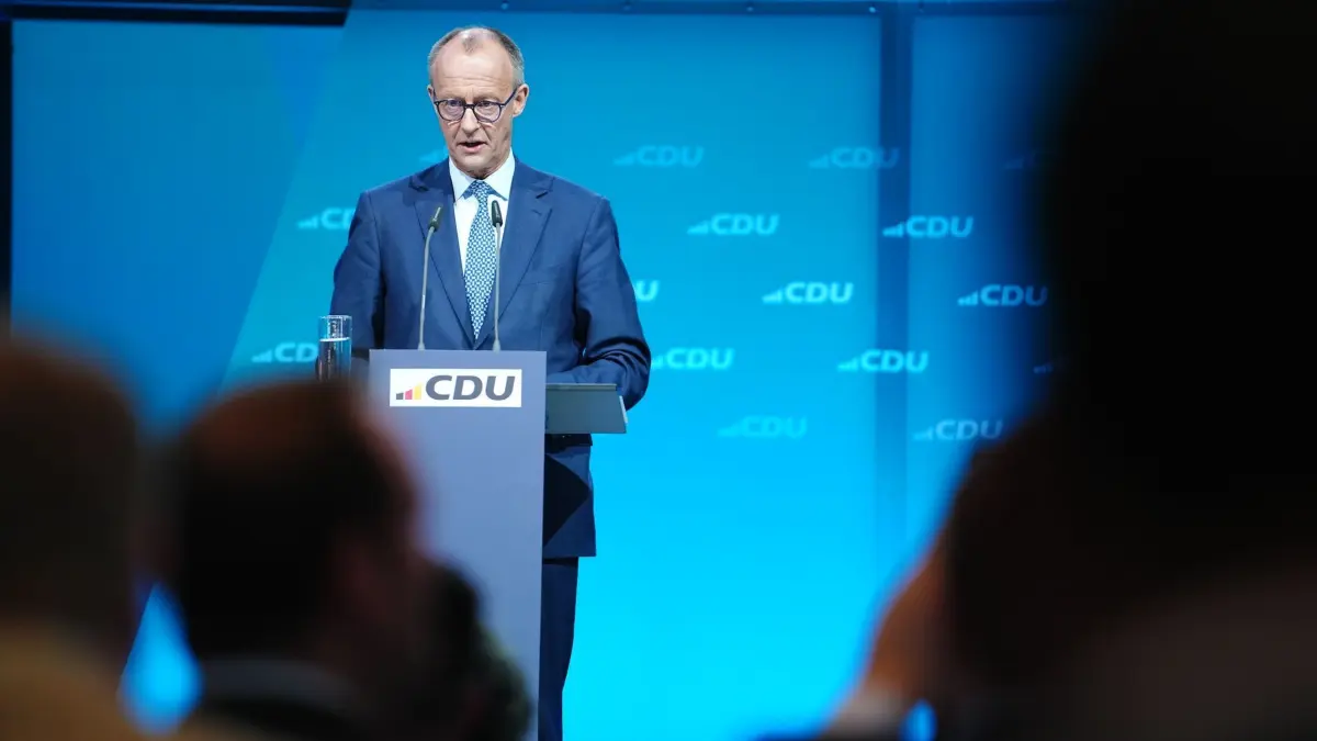 CDU-Bundesausschuss: 28.04.2025, Berlin: Friedrich Merz, Unions-Kanzlerkandidat und CDU-Bundesvorsitzender, nimmt am Bundesausschuss der CDU teil. Bei dem kleinen Parteitag der CDU soll die Zustimmung zu einem Koalitionsvertrag der Union mit der SPD zur Bildung einer Bundesregierung erfolgen und die künftigen Minister vorgestellt werden. Foto: Kay Nietfeld/dpa +++ dpa-Bildfunk +++