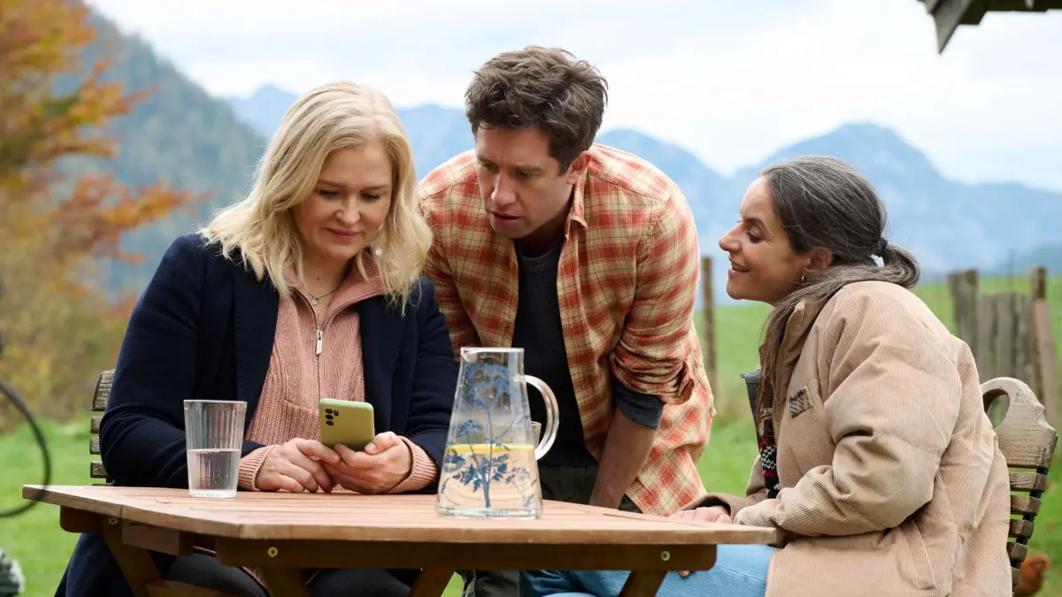 Lena Lorenz (Judith Hoersch, l.) zeigt Julia Obermeier (Liane Forestieri, r.) und Schorschi Striebel (Sebastian Edtbauer, M.) den neuesten Post von Influencerin Nadja, bei dem sie selbst mitgewirkt hat.