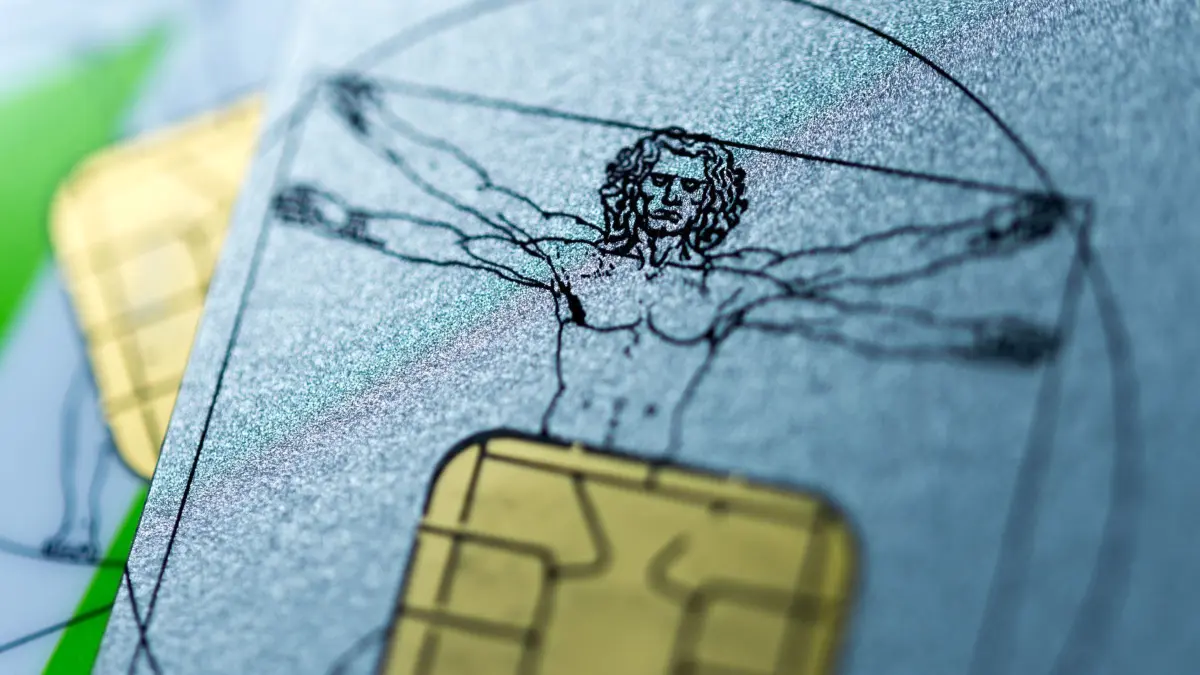 Krankenversicherungskarte: ILLUSTRATION - Um die ePA-App einzurichten, braucht es eine NFC-fähige Gesundheitskarte. (zu dpa: «Elektronische Patientenakte: So richten Sie die App ein») Foto: Alexander Heinl/dpa-tmn - Honorarfrei nur für Bezieher des dpa-Themendienstes +++ dpa-Themendienst +++