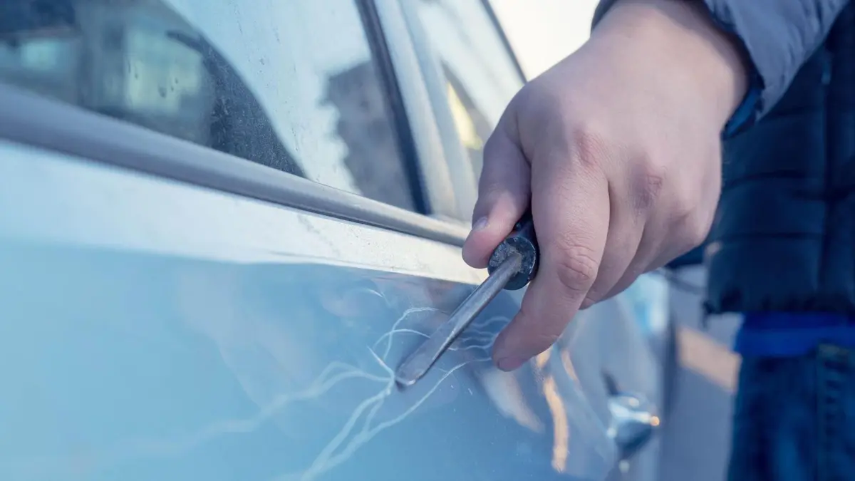 Autokratzer Auto zerkratzen zerkratzt Symbolfoto