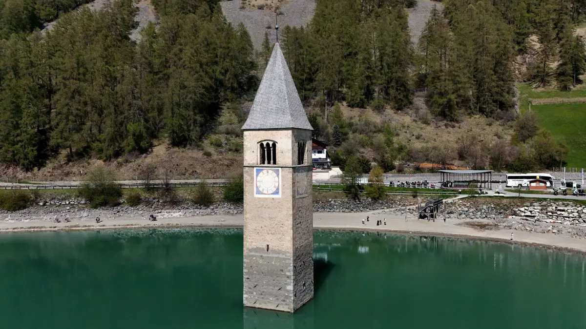 Reschensee: Ein Frühlingstag, Frühsommertag in Graun am Reschensee mit dem Kirchturm von Altgraun, Pfarrkirche St. Katharina, Curon, Tourismus, Hotspot , Ausblick, wandern, spazieren, Panorama, , Südtirol, Vinschgau, Fotomotiv, Mahnmal, Reschenpass, versunkene Dorf, Vinschger Oberland, Stausee, wenig Wasser *** A spring day, early summer day in Graun at Lake Reschen with the church tower of Altgraun, parish church St Katharina, Curon, tourism, hotspot, view, hiking, walk, panorama, , South Tyrol, Vinschgau, photo motif, memorial, Reschenpass, sunken village, Vinschger Oberland, reservoir, little water