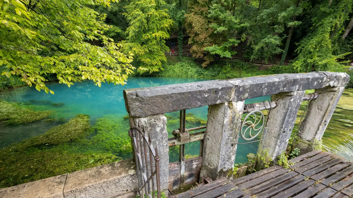 Der Blautopf in Blaubeuren zieht jährlich viele tausend Besucher an. Vielleicht ist er auch ein Ausflugsziel für euch.