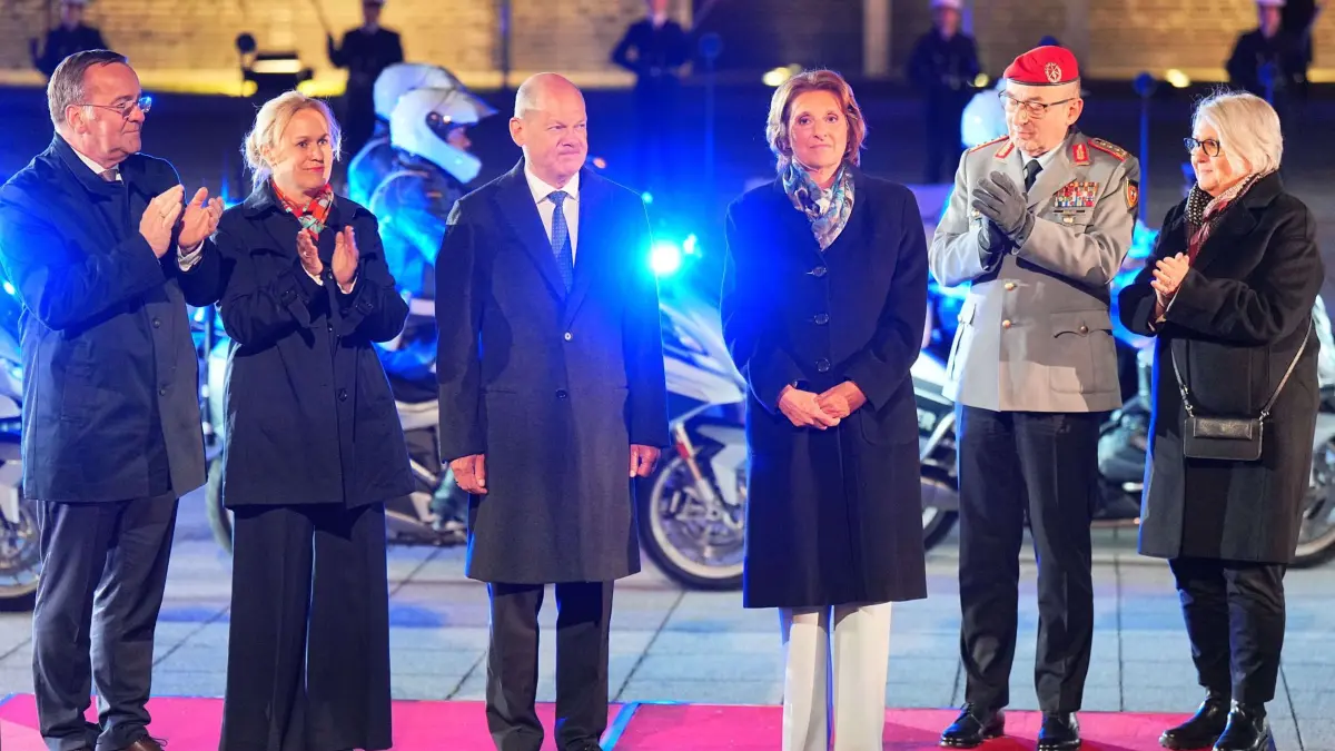 Großer Zapfenstreich für geschäftsführenden Bundeskanzler: 05.05.2025, Berlin: Boris Pistorius (l-r, SPD), seine Frau Julia, der scheidende Bundeskanzler Olaf Scholz (lSPD), seine Frau Britta Ernst, General Carsten Breuer, Generalinspekteur der Bundeswehr, und dessen Ehefrau stehen zusammen nach dem großen Zapfenstreich der Bundeswehr anlässlich seiner Verabschiedung. Mit der Militärzeremonie nach Sonnenuntergang im Fackelschein werden vor dem Verteidigungsministerium in Berlin traditionell alle Kanzler, Bundespräsidenten, Verteidigungsminister und hochrangige Militärs bei ihrem Ausscheiden geehrt. Foto: Michael Kappeler/dpa +++ dpa-Bildfunk +++