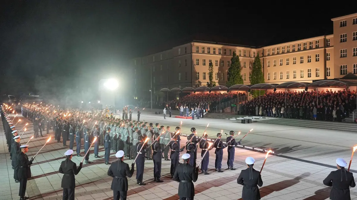 Großer Zapfenstreich für geschäftsführenden Bundeskanzler: 05.05.2025, Berlin: Übersicht über den Paradeblatz im Bendlerblock während des großen Zapfenstreichs der Bundeswehr anlässlich der Verabschiedung des geschäftsführenden Bundeskanzlers Olaf Scholz (SPD). Mit der Militärzeremonie nach Sonnenuntergang im Fackelschein werden vor dem Verteidigungsministerium in Berlin traditionell alle Kanzler, Bundespräsidenten, Verteidigungsminister und hochrangige Militärs bei ihrem Ausscheiden geehrt. Foto: Michael Kappeler/dpa +++ dpa-Bildfunk +++