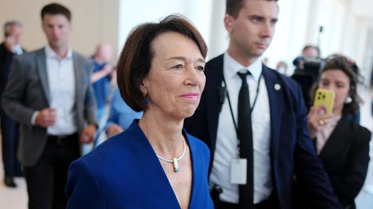Bundestag - Kanzlerwahl: 06.05.2025, Berlin: Charlotte Merz, Ehefrau des designierten Bundeskanzlers Merz, verlässt den Plenarsaal im Bundestag, nachdem CDU-Chef F. Merz ist bei der Kanzlerwahl im ersten Wahlgang durchgefallen ist. Foto: Kay Nietfeld/dpa +++ dpa-Bildfunk +++