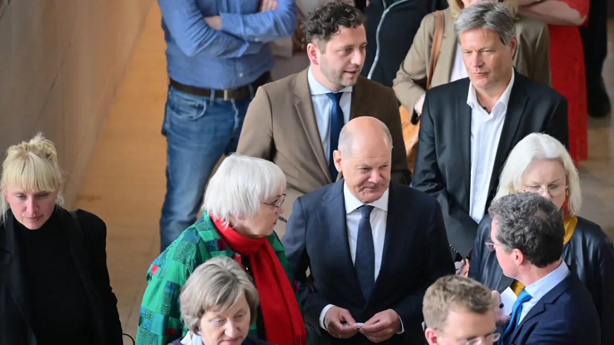 Bundestag - Kanzlerwahl: 06.05.2025, Berlin: Bundestagsabgeordnete, darunter geschäftsführender Bundeskanzler Olaf Scholz (SPD, M) und Robert Habeck (Bündnis 90/Die Grünen, M r.), geschäftsführender Bundesminister für Wirtschaft und Klimaschutz, warten darauf, ihre Stimme zum zweiten Wahlgang zur Wahl des Bundeskanzlers abgeben zu können. Der Kanzlerkandidat von CDU, CSU und SPD, Merz, war im ersten Wahlgang durchgefallen. Foto: Sebastian Gollnow/dpa +++ dpa-Bildfunk +++