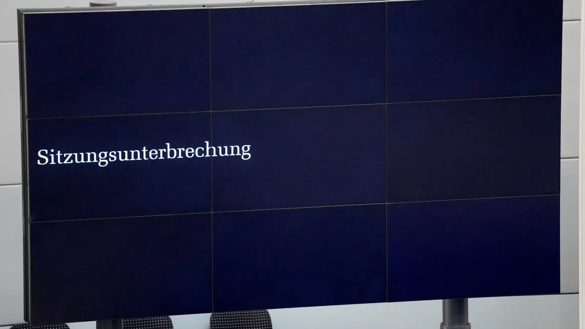 Bundestag - Kanzlerwahl: 06.05.2025, Berlin: "Sitzungsunterbrechung" steht auf einem Bildschirm im Plenarsaal im Bundestag während der Unterbrechung der Kanzlerwahl. Der designierte Bundeskanzler Merz ist bei der Kanzlerwahl im Bundestag im ersten Wahlgang durchgefallen. Foto: Kay Nietfeld/dpa +++ dpa-Bildfunk +++