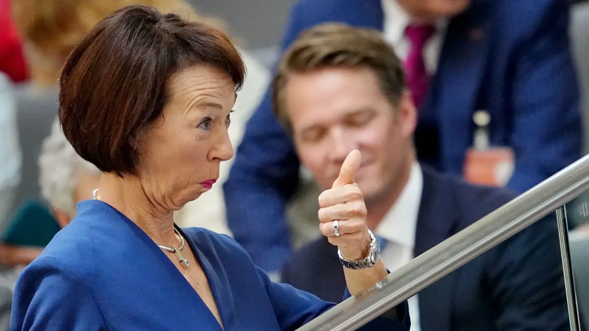 Bundestag - Kanzlerwahl: 06.05.2025, Berlin: Charlotte Merz, Ehefrau des designierten Bundeskanzlers Merz, gestikuliert bei der Kanzlerwahl im Bundestag auf der Tribüne. Im Bundestag findet die Wahl und Vereidigung des Bundeskanzlers und der neuen Bundesregierung statt. Foto: Kay Nietfeld/dpa +++ dpa-Bildfunk +++