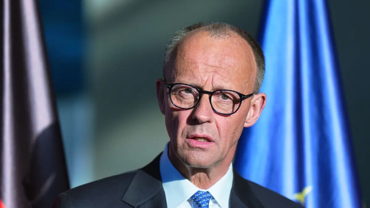 Kanzleramt - Amtsübergabe: 06.05.2025, Berlin: Der neue Bundeskanzler Friedrich Merz (CDU) spricht während der Amtsübergabe im Kanzleramt. Foto: Michael Kappeler/dpa +++ dpa-Bildfunk +++