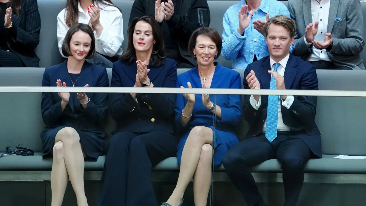 Bundestag - Kanzlerwahl: 06.05.2025, Berlin: Charlotte Merz (2.v.r), Ehefrau des designierten Bundeskanzlers Merz, ihre Töchter Carola Clüsener (2.v.l.) und Constanze Merz (l) applaudieren im Bundestag beim zweiten Durchgang der Kanzlerwahl. Daneben applaudieren auf der Tribüne im Bundestag beim zweiten Durchgang der Kanzlerwahl. Merz ist im zweiten Anlauf im Bundestag zum zehnten Kanzler der Bundesrepublik Deutschland gewählt worden. Foto: Kay Nietfeld/dpa +++ dpa-Bildfunk +++