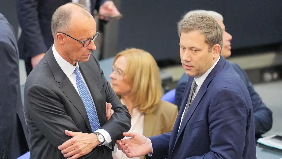 Bundestag - Kanzlerwahl: 06.05.2025, Berlin: Der designierte Bundeskanzler Friedrich Merz (CDU, l), und Lars Klingbeil (SPD), designierter Bundesminister der Finanzen und designierter Vizekanzler, unterhalten sich bei der Kanzlerwahl vor dem zweiten Wahlgang im Bundestag. Der designierte Bundeskanzler Merz ist bei der Kanzlerwahl im Bundestag im ersten Wahlgang durchgefallen. Foto: Michael Kappeler/dpa +++ dpa-Bildfunk +++
