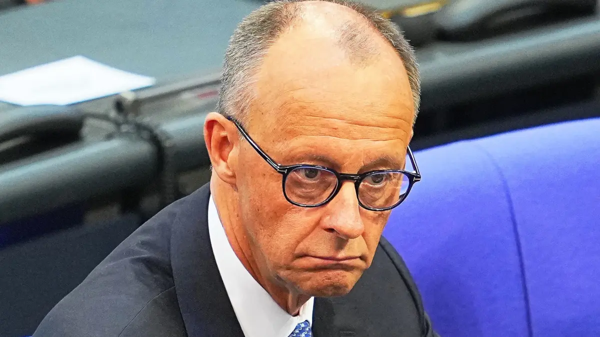 Bundestag - Kanzlerwahl: 06.05.2025, Berlin: Der designierte Bundeskanzler Friedrich Merz (CDU) reagiert im Bundestag bei der Kanzlerwahl. Im Bundestag findet die Wahl und Vereidigung des Bundeskanzlers und der neuen Bundesregierung statt. Foto: Michael Kappeler/dpa +++ dpa-Bildfunk +++