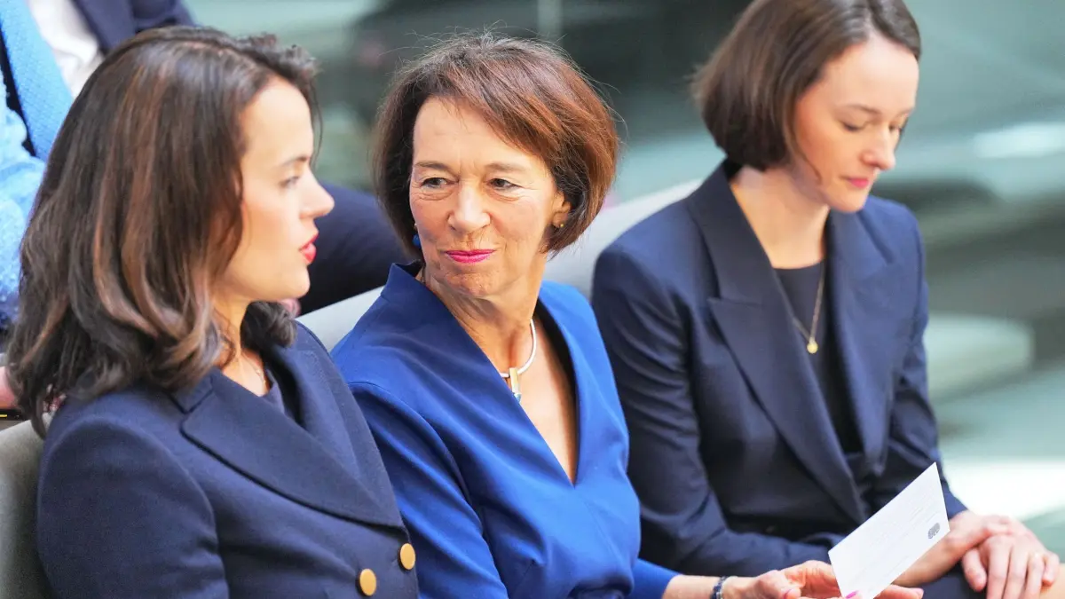 Bundestag - Kanzlerwahl: 06.05.2025, Berlin: Charlotte Merz (M), Ehefrau des designierten Bundeskanzlers Merz, und ihre Töchter Carola Clüsener (l) und Constanze Merz sitzen vor der Kanzlerwahl im Bundestag auf der Tribüne. Im Bundestag findet die Wahl und Vereidigung des Bundeskanzlers und der neuen Bundesregierung statt. Foto: Michael Kappeler/dpa +++ dpa-Bildfunk +++