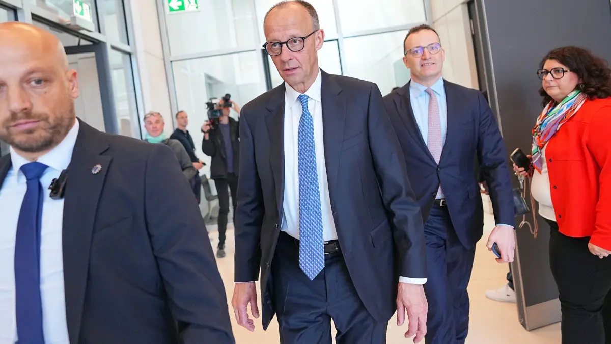 Bundestag - Kanzlerwahl: 06.05.2025, Berlin: Der designierte Bundeskanzler Friedrich Merz (CDU, Mitte l) und Jens Spahn (CDU, Mitte r), Vorsitzender der CDU/CSU Bundestagsfraktion, verlassen im Bundestag bei der Kanzlerwahl das Unions-Fraktionsbüro. Merz ist bei der Kanzlerwahl im Bundestag im ersten Wahlgang durchgefallen. Foto: Michael Kappeler/dpa +++ dpa-Bildfunk +++