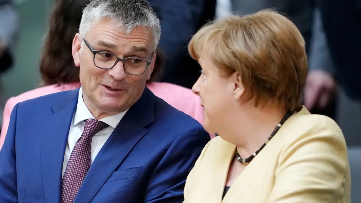 Bundestag - Kanzlerwahl: 06.05.2025, Berlin: Altkanzlerin Angela Merkel (CDU) und Stefan Kornelius, designierter Regierungssprecher für das Kabinett Merz, unterhalten sich im Bundestag vor der Kanzlerwahl. Im Bundestag findet die Wahl und Vereidigung des Bundeskanzlers und der neuen Bundesregierung statt. Foto: Kay Nietfeld/dpa +++ dpa-Bildfunk +++