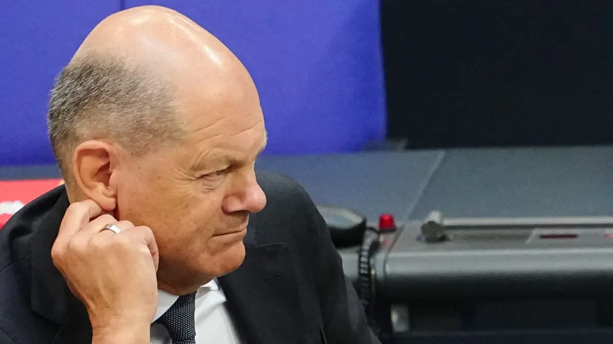 Bundestag - Kanzlerwahl: 06.05.2025, Berlin: Der geschäftsführende Bundeskanzler Olaf Scholz (SPD) sitzt bei der Kanzlerwahl im Bundestag. Der designierte Bundeskanzler F. Merz (CDU)ist bei der Kanzlerwahl im Bundestag im ersten Wahlgang durchgefallen. Foto: Kay Nietfeld/dpa +++ dpa-Bildfunk +++