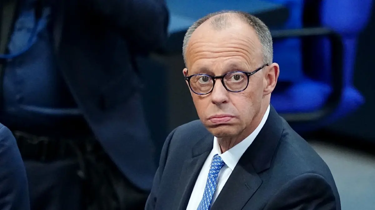 Bundestag - Kanzlerwahl: 06.05.2025, Berlin: Der designierter Bundeskanzler Friedrich Merz (CDU) wartet im Bundestag beim zweiten Durchgang der Kanzlerwahl. Nach dem Scheitern von CDU-Chef Merz im ersten Anlauf bei der Wahl zum Bundeskanzler soll es noch am Dienstag einen zweiten Wahlgang im Bundestag geben. Foto: Kay Nietfeld/dpa +++ dpa-Bildfunk +++