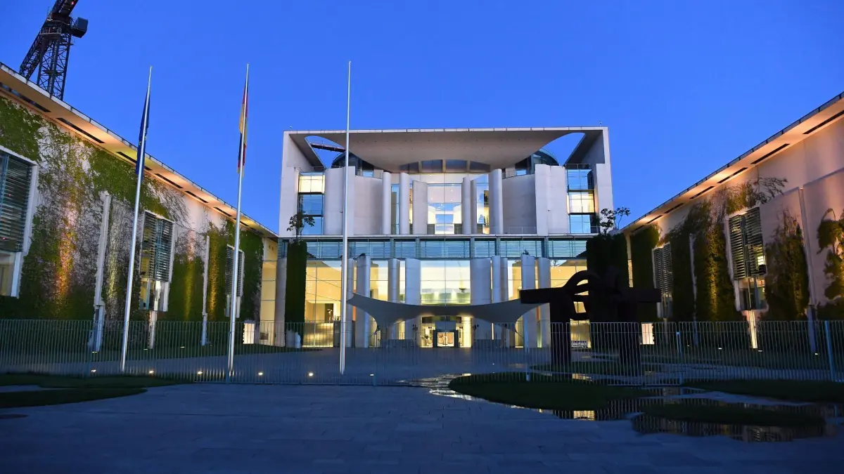 Regierungswechsel in Deutschland: 06.05.2025, Berlin: Übersicht vom Bundeskanzleramt. CDU-Chef Friedrich Merz soll vom Bundestag zum 10. Kanzler der Bundesrepublik gewählt werden. Anschließend nimmt die neue schwarz-rote Bundesregierung genau ein halbes Jahr nach dem Bruch der Ampel-Koalition ihre Arbeit auf. Foto: Paul Zinken/dpa +++ dpa-Bildfunk +++