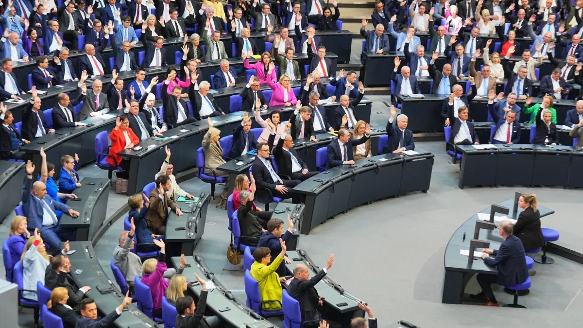 Bundestag - Kanzlerwahl: 06.05.2025, Berlin: Mitglieder des Bundestags stimmen bei der Kanzlerwahl vor dem zweiten Wahlgang im Bundestag über die Geschäftsordnung ab. Der designierte Bundeskanzler Merz war bei der Kanzlerwahl im Bundestag im ersten Wahlgang durchgefallen. Foto: Michael Kappeler/dpa +++ dpa-Bildfunk +++