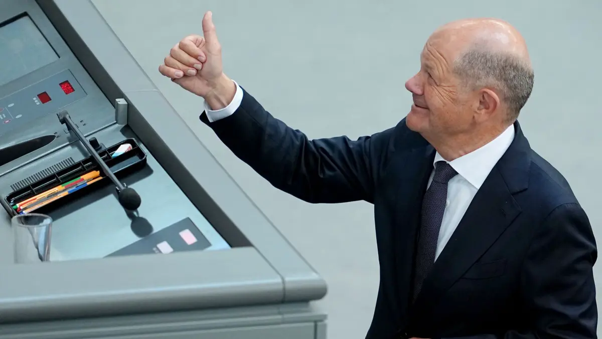 Bundestag - Kanzlerwahl: 06.05.2025, Berlin: Der geschäftsführende Bundeskanzler Olaf Scholz (SPD) gestikuliert im Bundestag beim zweiten Durchgang der Kanzlerwahl vor dem Pult der Bundestagspräsidentin. Nach dem Scheitern von CDU-Chef Merz im ersten Anlauf bei der Wahl zum Bundeskanzler soll es noch am Dienstag einen zweiten Wahlgang im Bundestag geben. Foto: Kay Nietfeld/dpa +++ dpa-Bildfunk +++